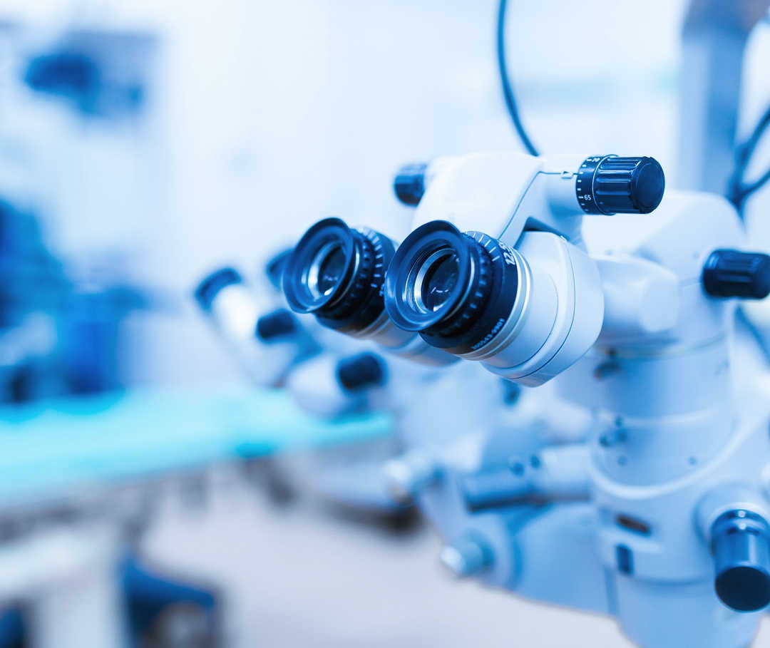 Ein Untersuchungsinstrument eines Augenarztes in seinem Behandlungszimmer