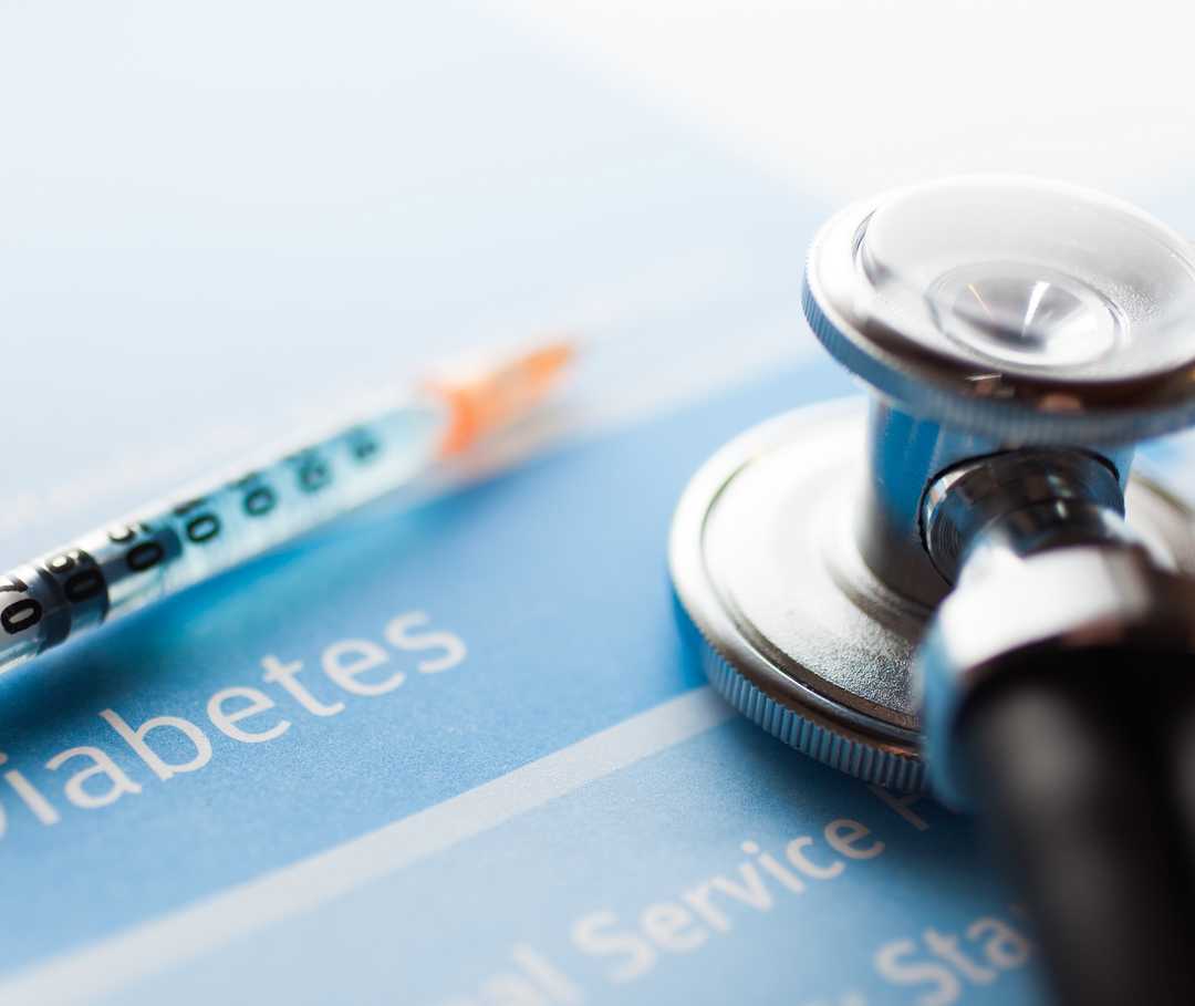 Ratgeber Makula: Ein Stethoskop und ein Blutentnahmeröhrchen liegen auf einen Diabetes-Infoblatt Ein Stethoskop und ein Blutentnahmeröhrchen liegen auf einen Diabetes-Infoblatt.