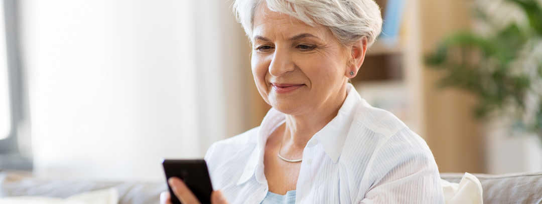Eine Frau schaut auf ihr Smartphone