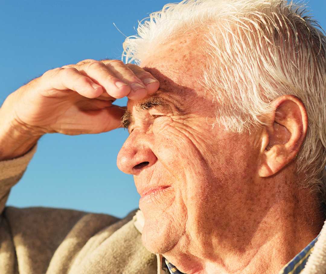 Ein Mann schützt seine Augen vor der Sonne